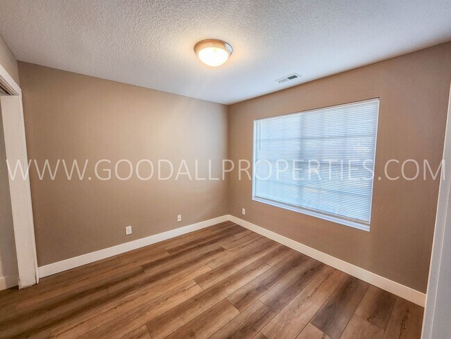 Building Photo - Fully remodeled 3 bedroom home in Waukee w...