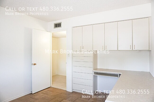 Building Photo - 8726 E Sells Dr