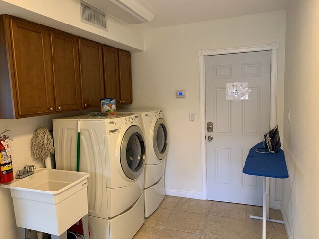Building Photo - Single Family Home 5/3