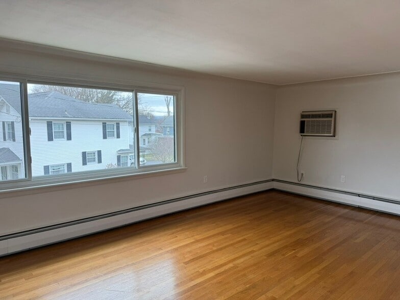 Building Photo - 307 Warren St