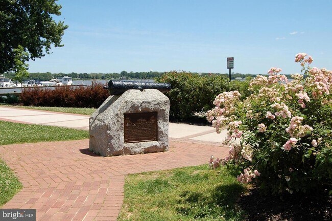 Building Photo - 421 Concord St