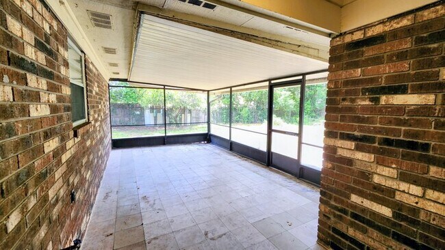 Building Photo - Welcome to this charming 3-bedroom, 2-bath...
