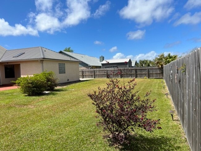 Building Photo - REDUCED North Shore 3B/2Bth
