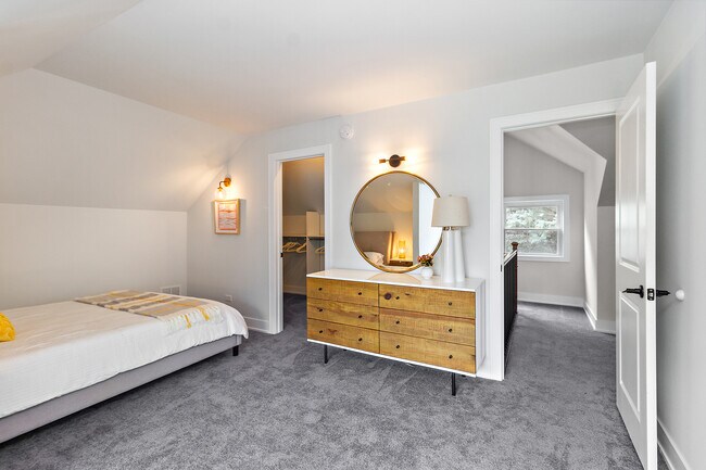 Building Photo - 724 Warner Ave