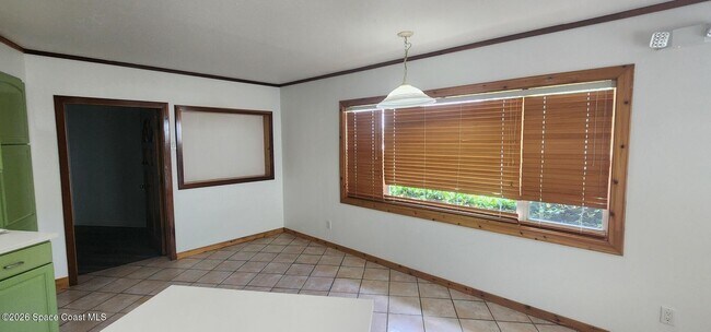 Building Photo - 485 N Shore Dr