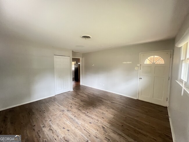 Building Photo - 127 Pineview Dr