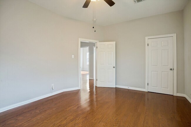 Building Photo - 2219 N Flores St