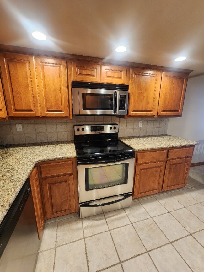 Building Photo - Bayview Lakeside Charmer