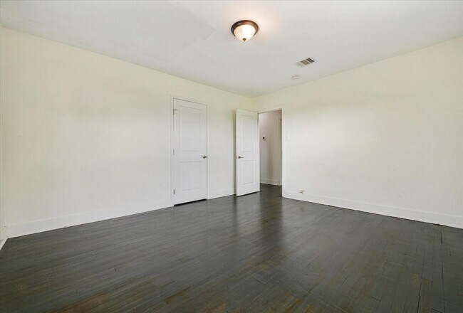 Building Photo - 1801 W Houston Dr