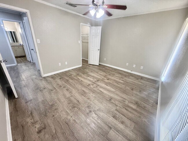 Building Photo - 1102 Lilac Dr