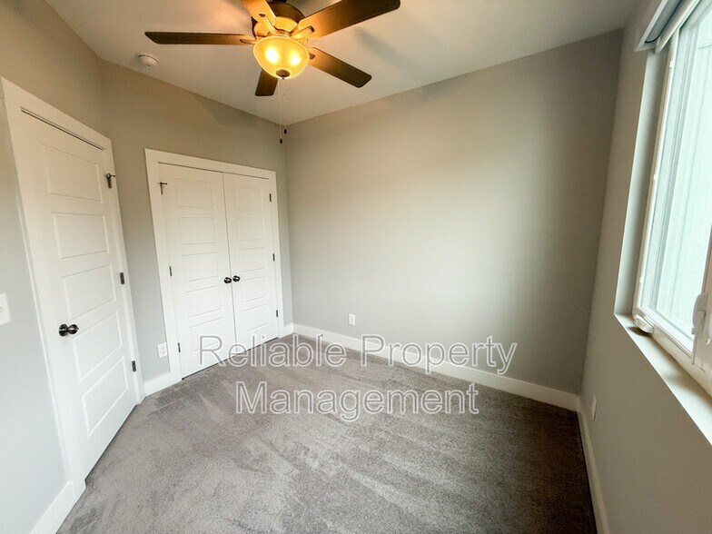 Building Photo - 4 S Laird Dr