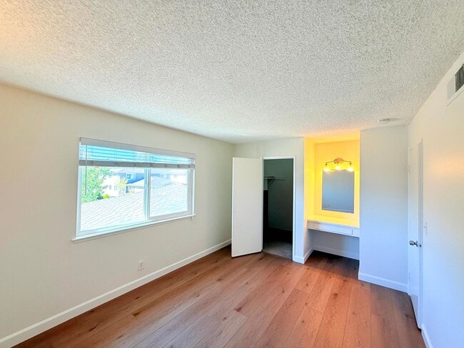 Building Photo - Fantastic Renovated 2 story - 2 bed + 1 ba...