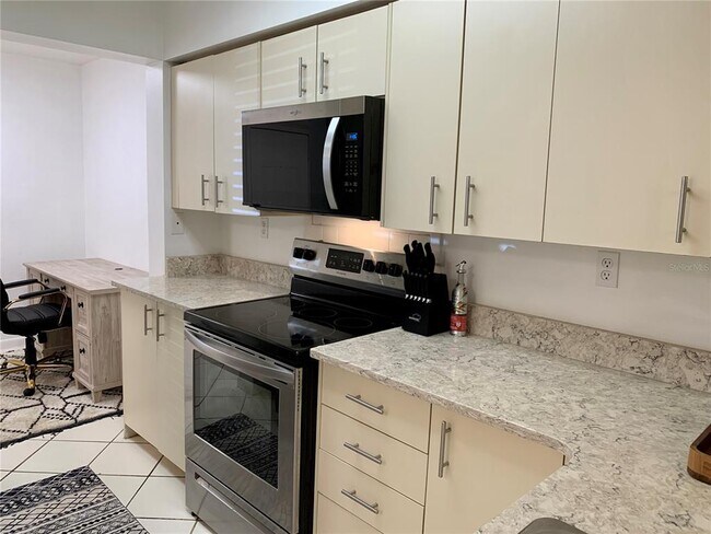 Building Photo - 6061 Bahia Del Mar Cir