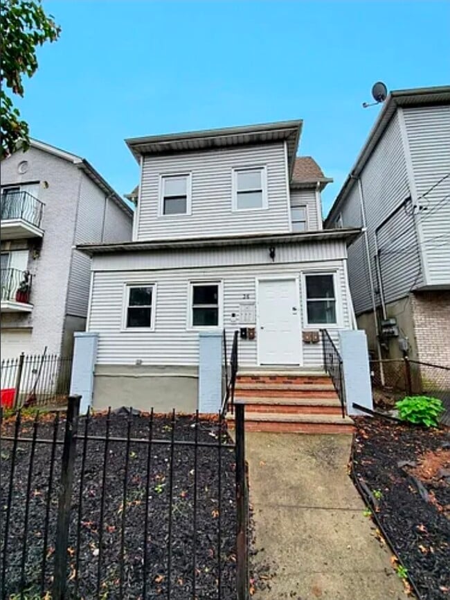 Building Photo - 36 Yates Ave