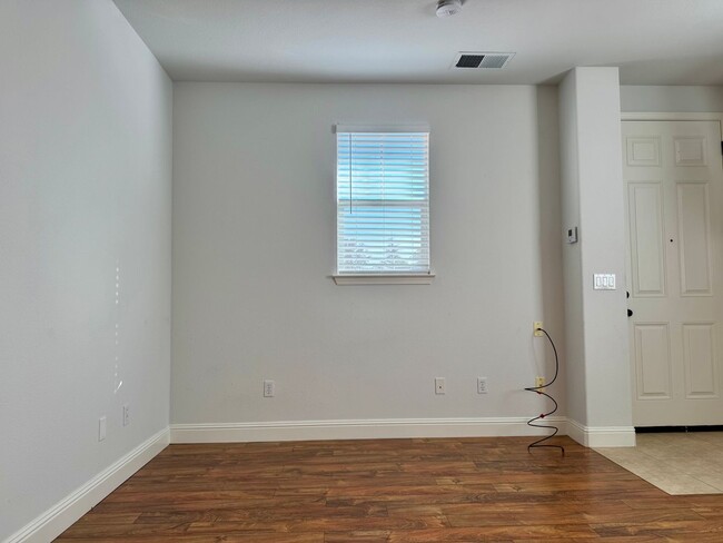 Building Photo - Bright Upstairs Studio with AC!