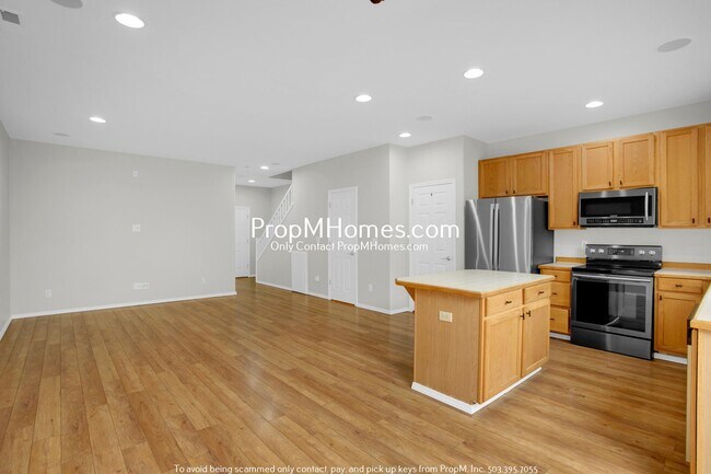 Building Photo - Updated Three Bedroom Townhome Near Nike & Intel!