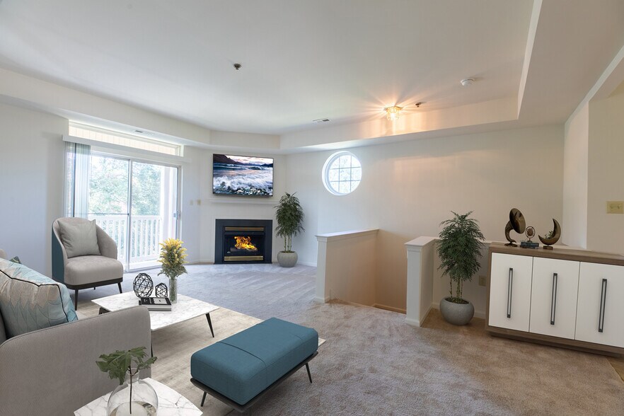 Primary Photo - Henderson Square Luxury Apartments