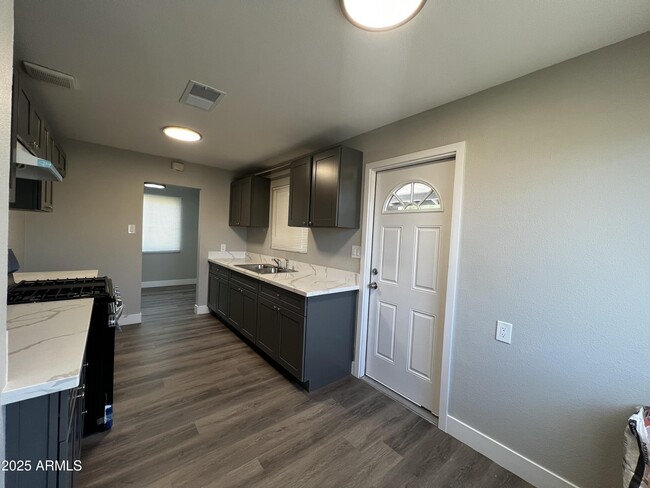 Building Photo - 3336 W Turney Ave