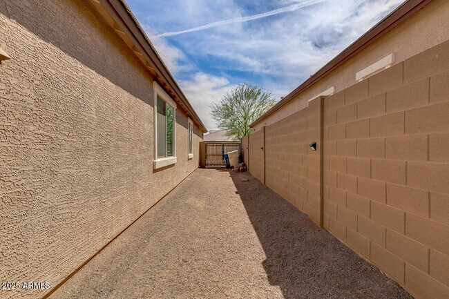 Building Photo - 21450 W Almeria Rd