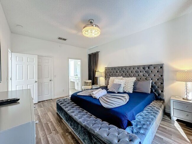 Building Photo - STUNNING Emerald Island Resort 5 bedroom 4.5 bath Luxury Home FULLY FURNISHED! 3 miles from Disney!