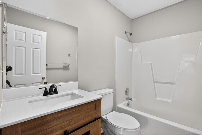 Building Photo - 2 Bedroom 2.5 Bath End Unit Townhouse in Fredericksburg