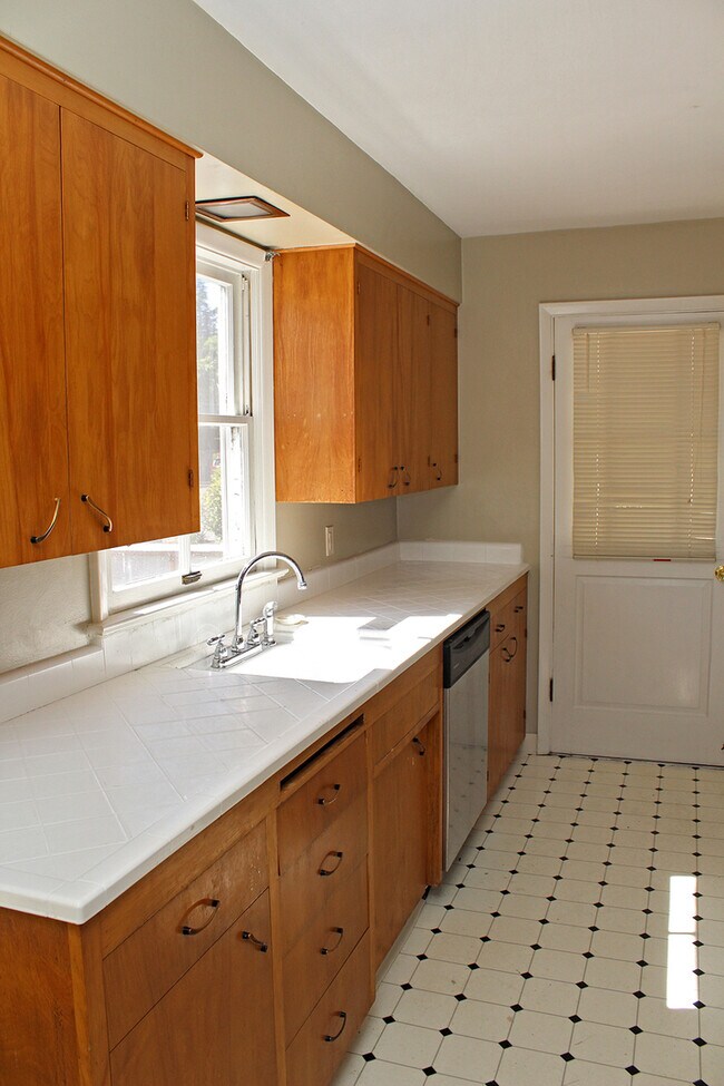 Building Photo - 8025-8027 SW Northvale Wy
