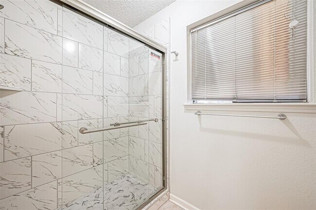 Building Photo - 15030 St Cloud Dr