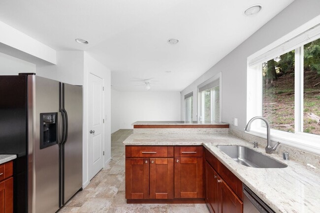 Building Photo - Beautiful 4 Bedroom 3 Bath Issaquah Home on Large Private Lot