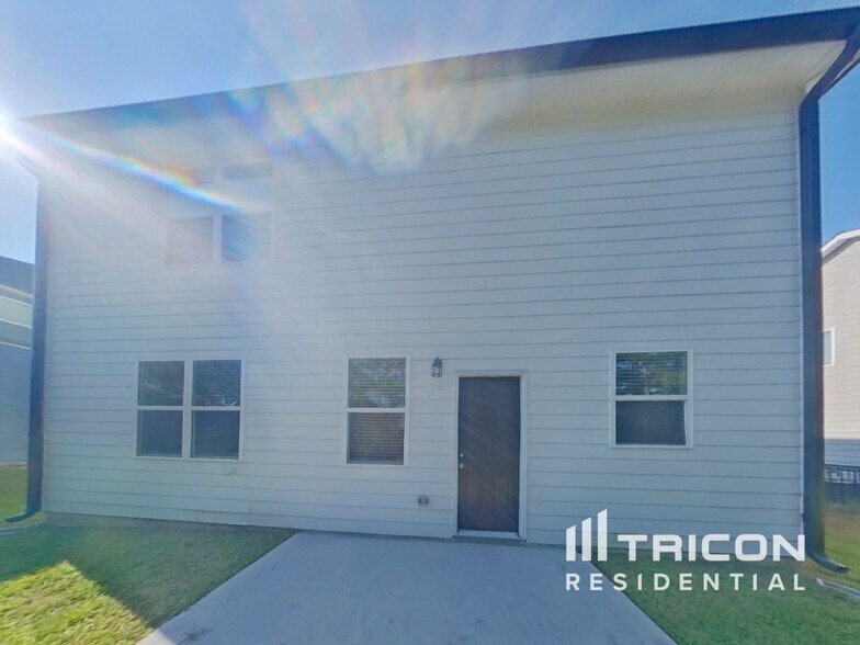 Building Photo - 7218 Sanctuary St