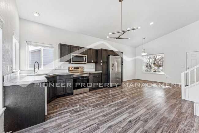 Building Photo - Spacious Home with Fenced Yard and Washer/Dryer