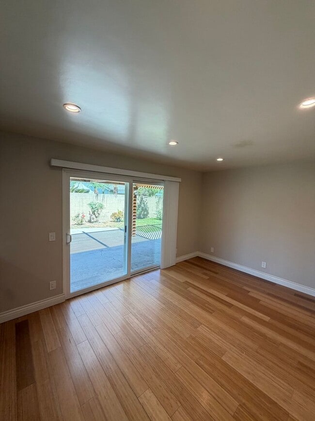 Building Photo - Beautiful 3 Bedroom Home in Avocado Heights