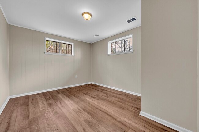 Building Photo - 5568 Spanish Trce