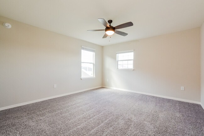 Building Photo - Bright 5-Bedroom Home in Winter Haven, FL