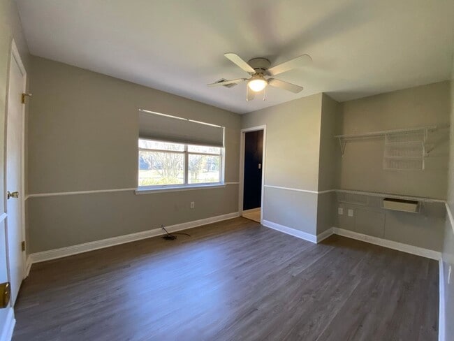 Building Photo - 980 White Cir