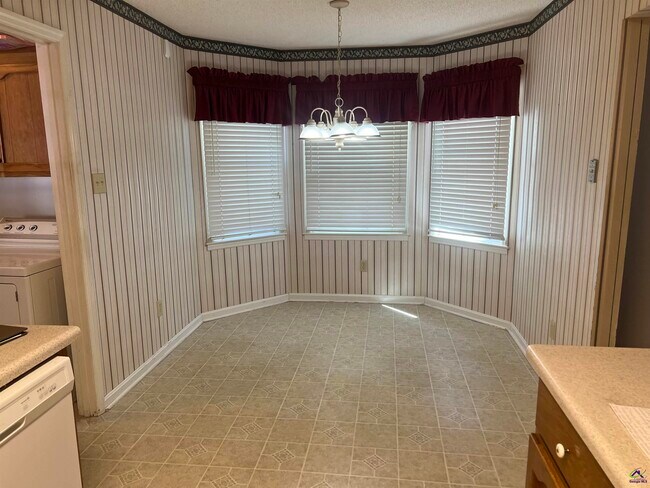 Building Photo - 213 Westwood Dr