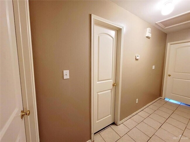 Building Photo - 2402 Tahiti Dr