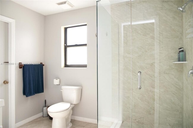 Building Photo - 722 SE Thanksgiving Ave