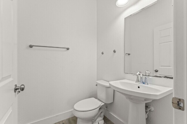 Building Photo - Spacious 3-Bed, 2.5 Bath End Unit Townhome in Windermere with 2 Car Garage!