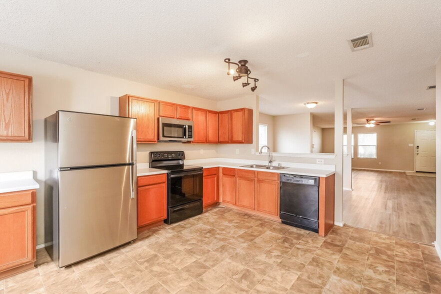 Building Photo - 541 Magdalen Ave