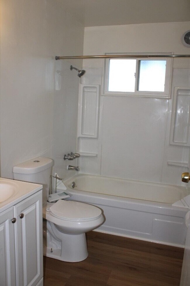 Building Photo - 5234 Sacramento Ave