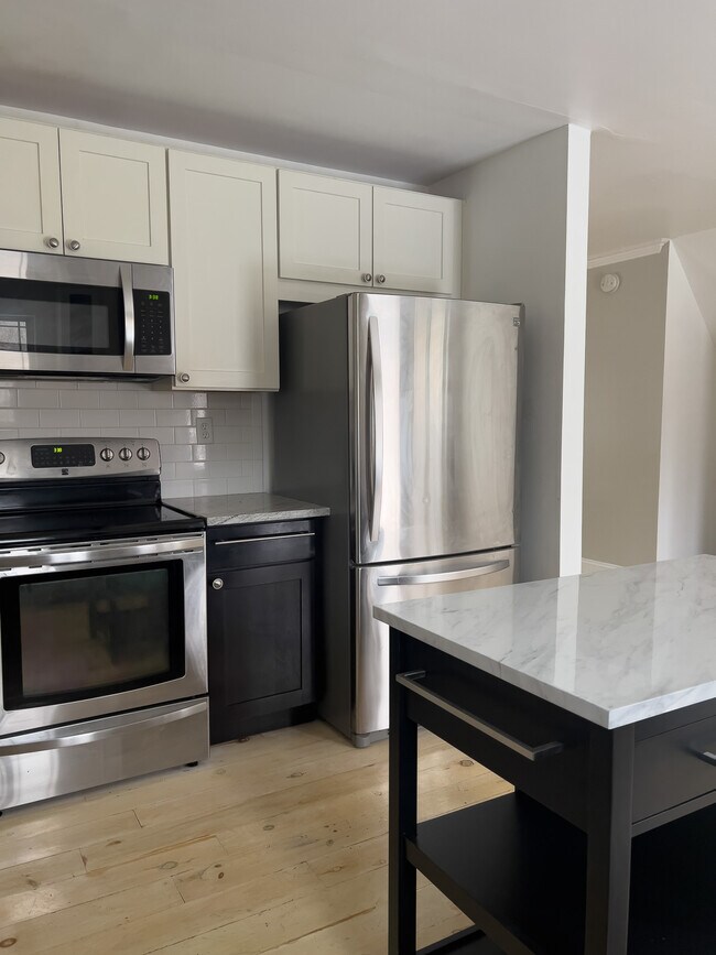 Building Photo - 10571 Center Rd