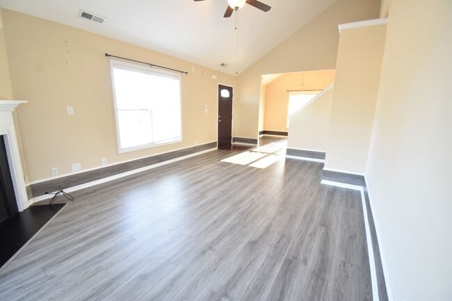 Building Photo - 3 Bedroom, 2 Bathroom Townhome (NO PETS)