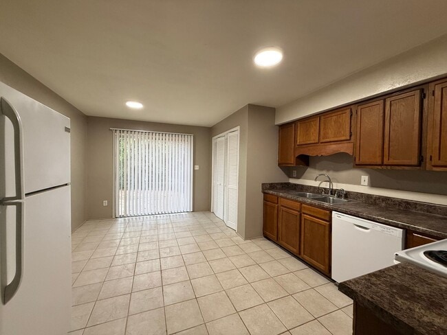 Building Photo - BREWSTER ESTATES duplex available NOW!