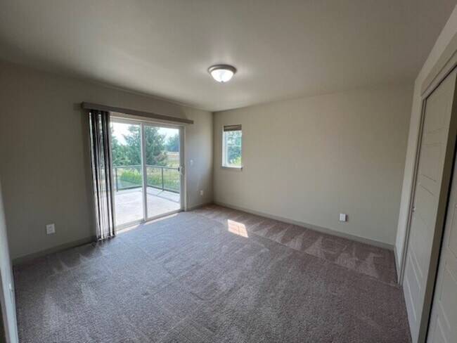 Building Photo - 2200 Greenview Cir