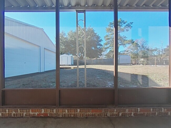 Building Photo - 3320 Forest Lake Dr