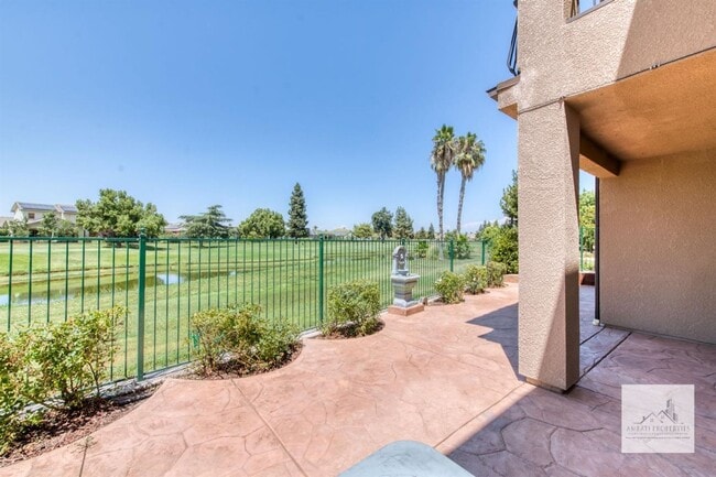 Building Photo - Beautiful 4 bedroom home on the Golf Course!