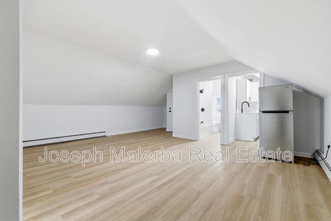 Building Photo - 848 Bank St