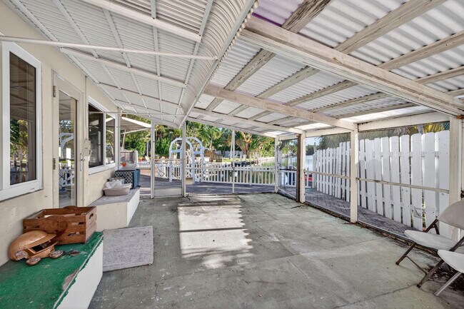 Building Photo - 1570 NE 30th Pl