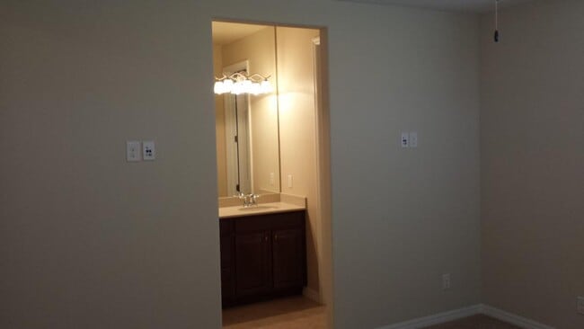 Building Photo - 3 Bed 2.5 Bath Tech Savy Corner Townhouse ...