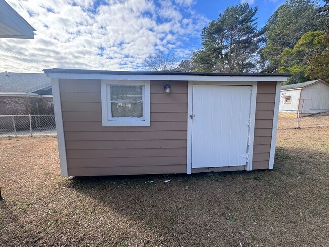 Building Photo - 908 Rochester Dr